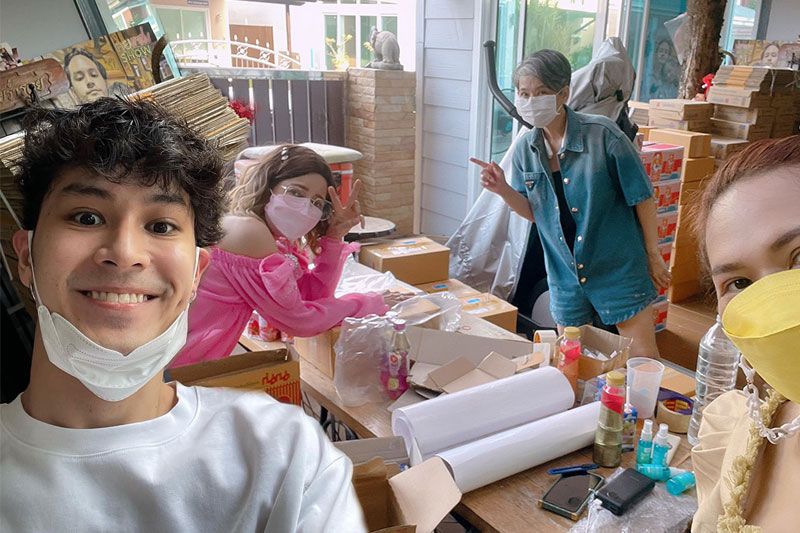 เร่งมืออย่างต่อเนื่อง 'เก้า จิรายุ' และครอบครัว แพ็คถุงยังชีพเดือนที่ 5