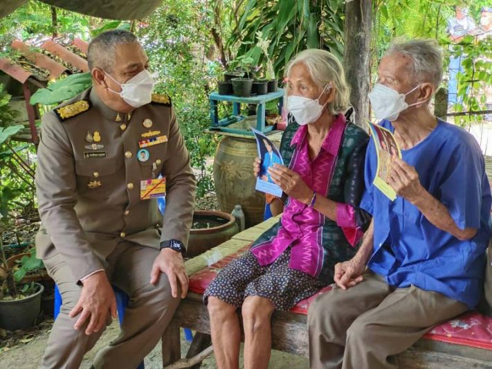 ‘ในหลวง’ โปรดเกล้าฯ ให้องคมนตรี เชิญถุงพระราชทาน  มอบให้ผู้ประสบอุทกภัยในพื้นที่ จ.เพชรบูรณ์