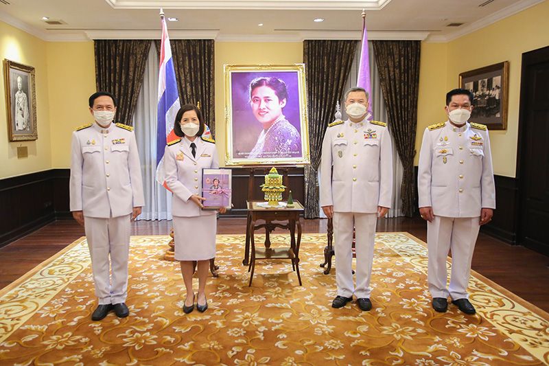 กรมสมเด็จพระเทพฯ พระราชทานหนังสือประว้ติศาสตร์ 4 เล่ม ให้ศธ.นำไปสอนเด็ก