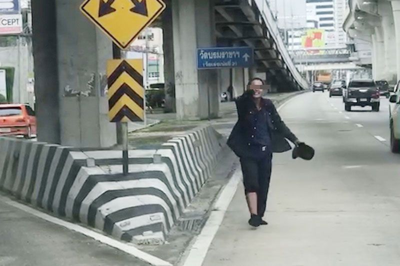 ระทึก!ชายคลั่งขว้างปาของใส่รถพยาบาล ตำรวจรวบทันควัน
