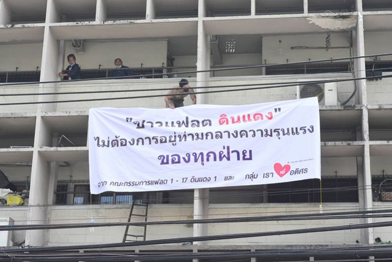 ค้นแฟลตดินแดง  จับทะลุแก๊สซุกหัวเพียบ  อึ้งเปิดห้องเช่าไว้ก่อเหตุ