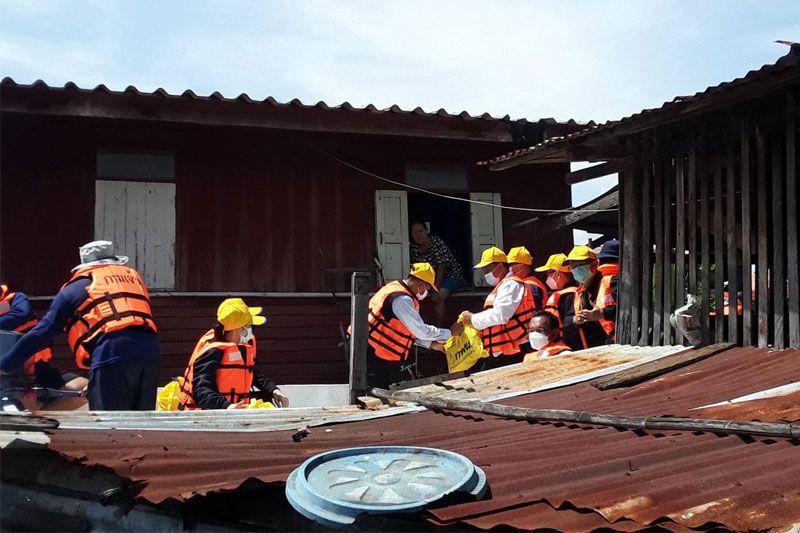 'สุพัฒนพงษ์'ลุยน้ำท่วมช่วยผู้ประสบภัยลพบุรี ลั่นรัฐบาลไม่เคยนิ่งนอนใจ