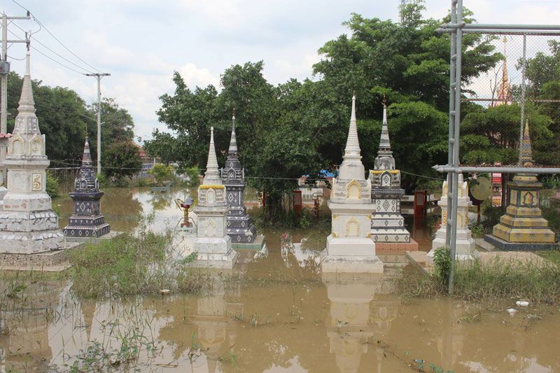 น้ำเอ่อล้นท่วม‘วัดสะแก’ พระ-ชาวบ้านเร่งกรอกกระสอบทรายกั้น