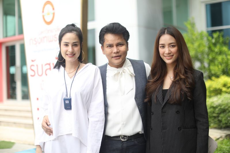 2 นางเอกสาว 'ขวัญ-แม็กกี้'สู่ว่าที่ ดร. รั้ว ม.กรุงเทพธนบุรี