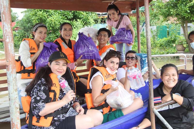 ‘กบ-ปภัสรา’ ชวน ‘ โหน-ธนากร’ และ ‘นุ๊ก-สุทธิดา’ ลุยน้ำท่วมมอบถุงยังชีพพี่น้องชาวปทุมธานี