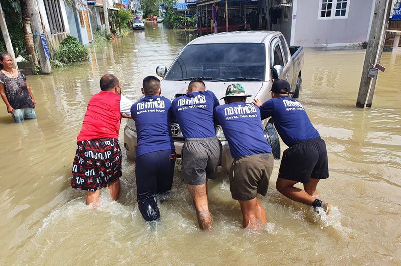 ผบ.ทร.สั่งศูนย์บรรเทาสาธารณภัยกองทัพเรือลงพื้นที่ช่วยชาวจันทบุรีถูกน้ำท่วม