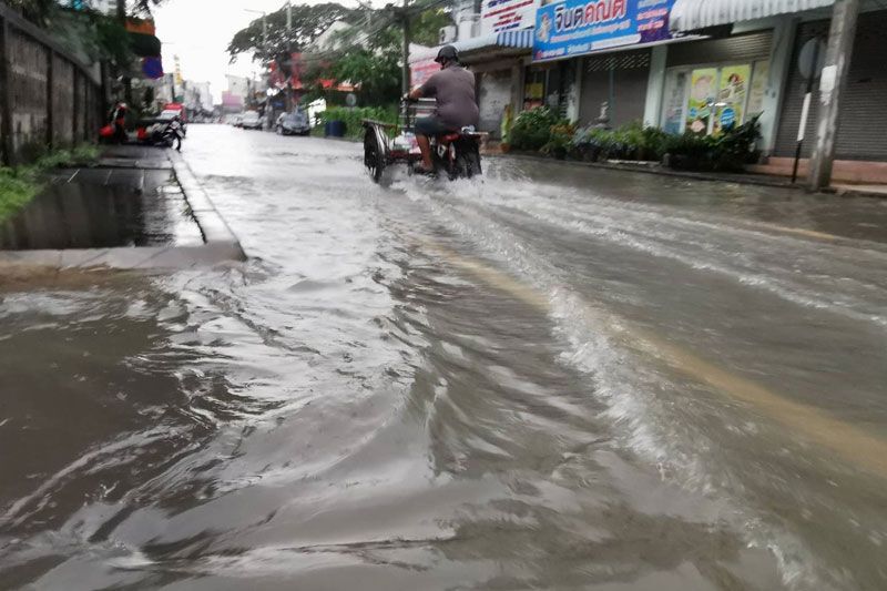 ฝนถล่มหนัก!น้ำท่วมขังถนนบางสายเขตเทศบาลเมืองบุรีรัมย์ สูง 30 ซม.