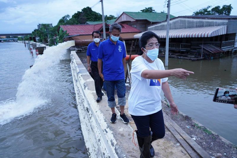 'สุดารัตน์'นำทีมไทยสร้างไทย ลุยตรวจน้ำท่วมชุมชนสันติชนสงเคราะห์
