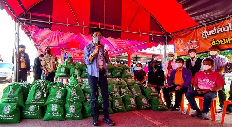 ‘คุณหญิงกัลยา’ ลงพื้นที่มอบถุงยังชีพให้ ปชช. ผู้ประสบอุทกภัย