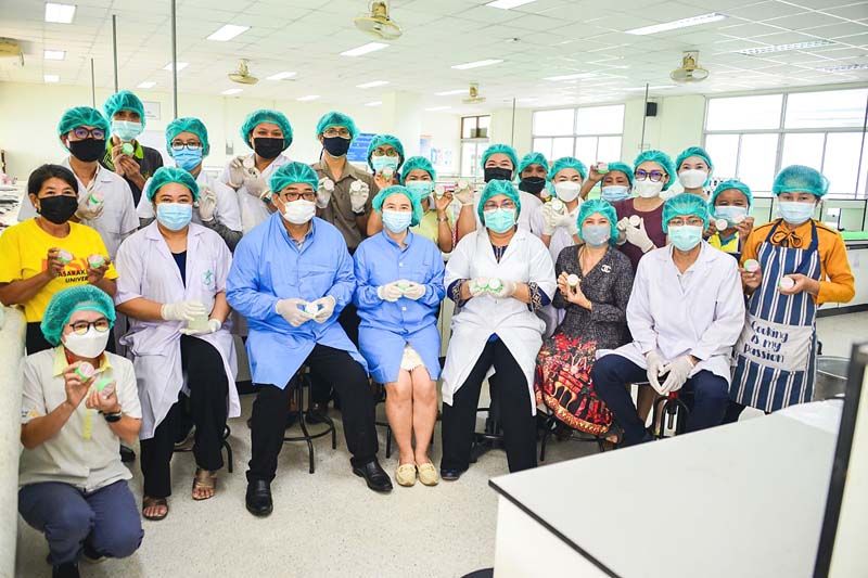 ผลิตขี้ผึ้งรักษาโรคนํ้ากัดเท้า  ช่วยเหลือผู้ประสบภัยนํ้าท่วม