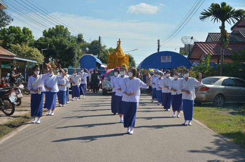 สืบสานประเพณี 'แห่ต้นผึ้ง' วันออกพรรษาที่ 'บ้านน้อยซุ้มขี้เหล็กง เนินมะปราง