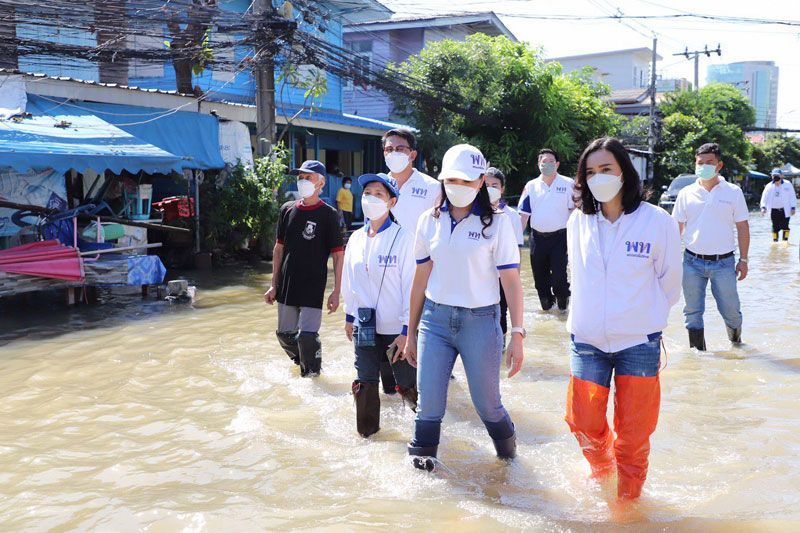 ‘เพื่อไทย’ลุยน้ำท่วมนนทบุรี ไม่วายซัดนายกฯเยียวยาไม่คืบ แก้ปัญหาล้มเหลว
