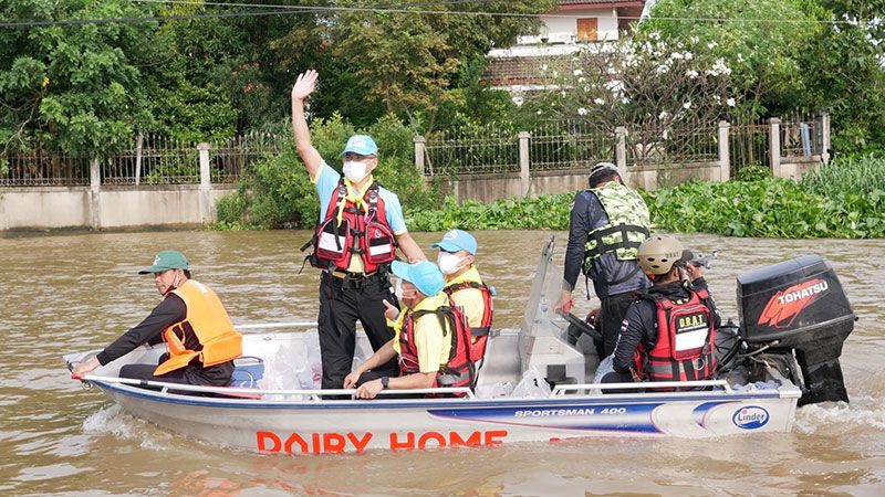 สำนักงานตรวจคนเข้าเมือง โดยกองบังคับการตรวจคนเข้าเมือง 1 และ 3 ร่วมกับจิตอาสาพระราชทาน 904 มอบถุงยังชีพช่วยเหลือผู้ประสบภัยน้ำท่วมในพื้นที่ จ.ปทุมธานี