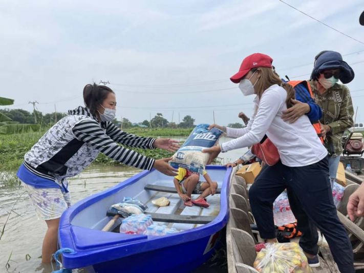 แจกถุงยังชีพต่อเนื่อง!! ‘กบ-ปภัสรา’ ช่วยน้ำท่วม อ.สองพี่น้อง จ.สุพรรณบุรี