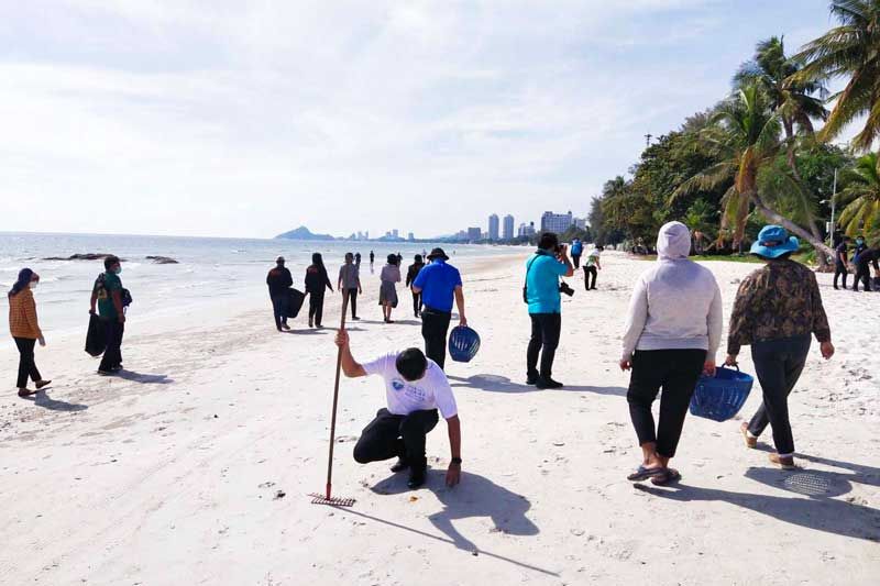 ‘หัวหิน’ทำความสะอาดชายหาด รับเปิดประเทศ-สร้างความเชื่อมั่นนักท่องเที่ยว