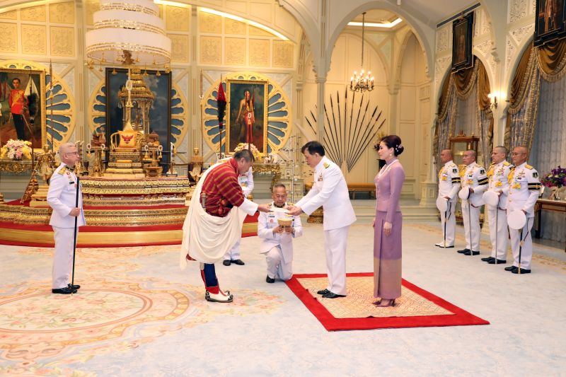 'ในหลวง-พระราชินี'พระราชทานพระบรมราชวโรกาส  ให้ทูตต่างประเทศประจำประเทศไทย เฝ้าฯถวายพระราชสาส์นตราตั้ง