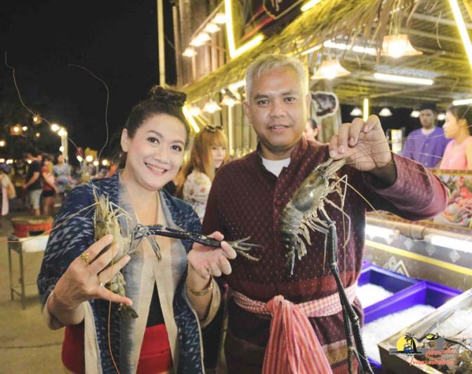 ‘คุณน้ำผึ้ง,น้อย’หลงเสน่ห์ย้อนวันวาน เที่ยวตลาดเมืองกรุงศรี