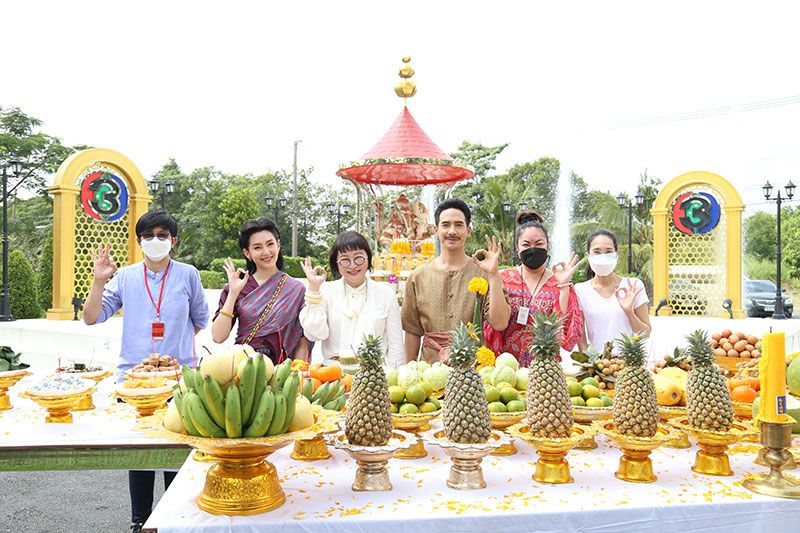 ‘หน่อง-อรุโณชา’ นำทีม ‘โป๊ป-เบลล่า’ เปิดกล้อง ‘พรหมลิขิต’