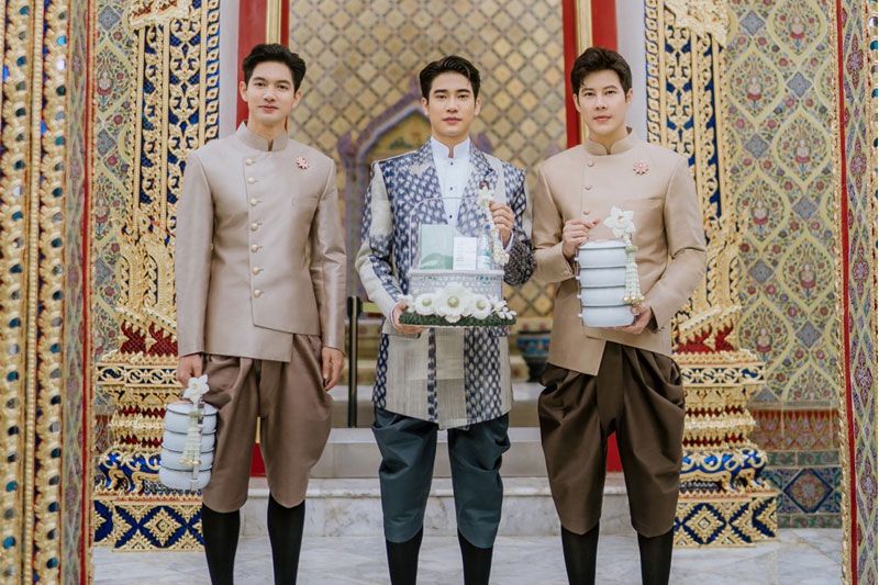 หล่อฟาดมาก! เข้ม-ยูโร-เบน 3 หนุ่ม 3 มุม รวมตัวเข้าวัดทำบุญในลุคชุดไทยสไตล์คุณหลวง