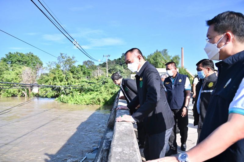 'เฉลิมชัย'บินสำรวจสถานการณ์น้ำเพชรบุรี สั่งกรมชลประทานเร่งระบาย