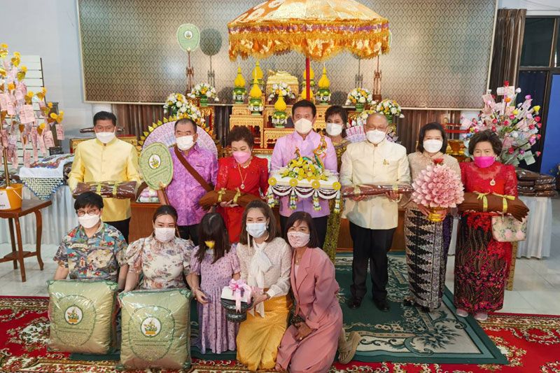 ‘ชัยวุฒิ’นำครอบครัวและคณะ ร่วมทอดกฐินวัดโพธิ์แก้วนพคุณ สิงห์บุรี