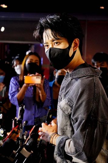 เพียร์ซ บรอสแนน VS ไมค์ พิรัชต์ สองทรชน  ‘THE MISFITS’