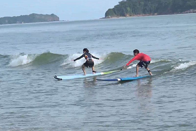 หาดชลาทัศน์จ.สงขลา คึก  โต้คลื่นเล่นเซิร์ฟสร้างสีสัน