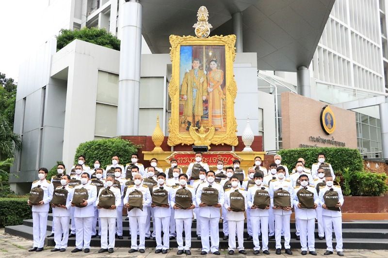 'ในหลวง-พระราชินี' พระราชทาน 'ถุงพระราชทานกำลังใจ' แก่ ขรก.และช่างเจาะบ่อน้ำบาดาล กรมทรัพยากรน้ำบาดาลทั่วประเทศ