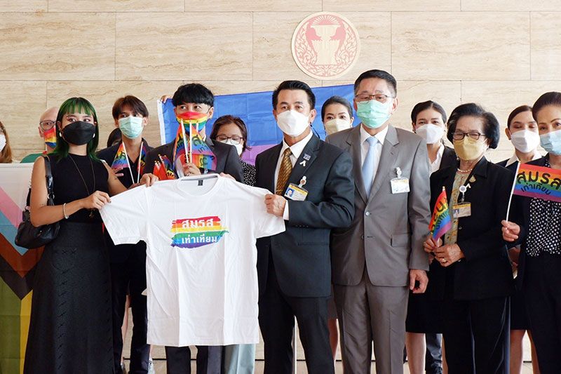 'เพื่อไทย'เด้งรับ 3 นิ้ว ผลักดัน กม.สมรสเท่าเทียมกลุ่ม LGBTQ