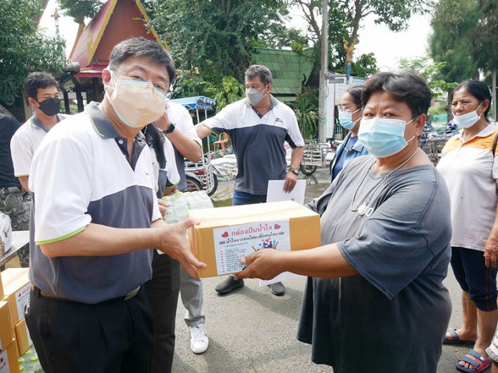 ‘ที ลีสซิ่ง เปื้อนยิ้ม’ สร้างความสุขให้สังคม มอบถุงยังชีพ ให้ผู้ประสบภัยน้ำท่วม สุพรรณบุรี และอยุธยา