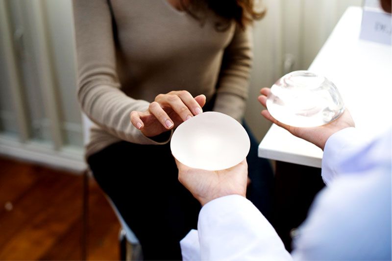 3 เหตุผลผู้ที่เคยเสริมหน้าอกมาแล้ว  แต่กลับมาทำศัลยกรรมแก้ไขหน้าอก