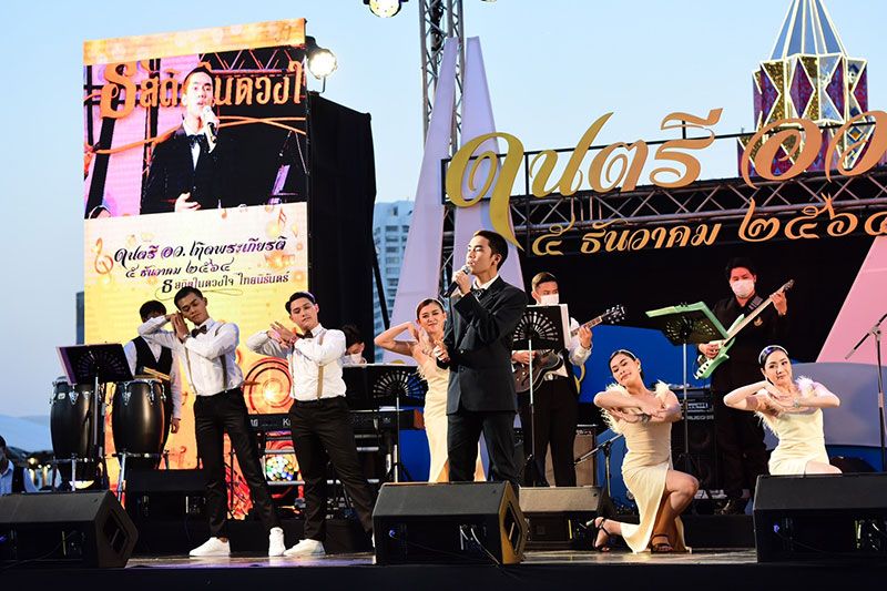 กระหึ่มต่อเนื่อง เพลงพระราชนิพนธ์ ‘ดนตรี อว. เทิดพระเกียรติ’ ที่ไอคอนสยาม