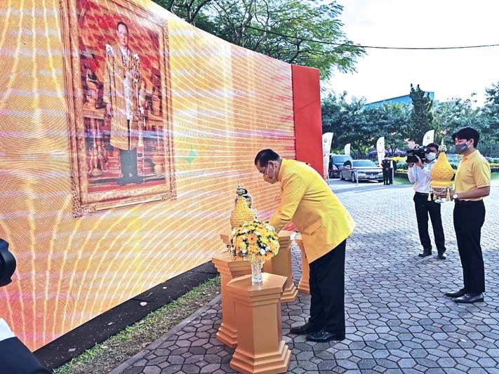 มูลนิธิอาสาเพื่อนพึ่ง (ภาฯ) ยามยากฯ จัดพิธีตักบาตรเพื่อน้อมรำลึกในพระมหากรุณาธิคุณร.9