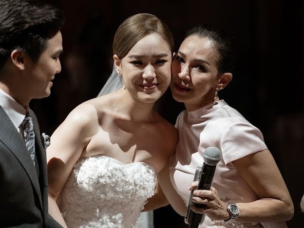 ชื่นมื่น! 'หมอพลอย-หมออั๋น' เข้าพิธีวิวาห์หวาน! 'ดี้-เอ๋'สุดปลื้ม..คนบันเทิงร่วมงานคับคั่ง