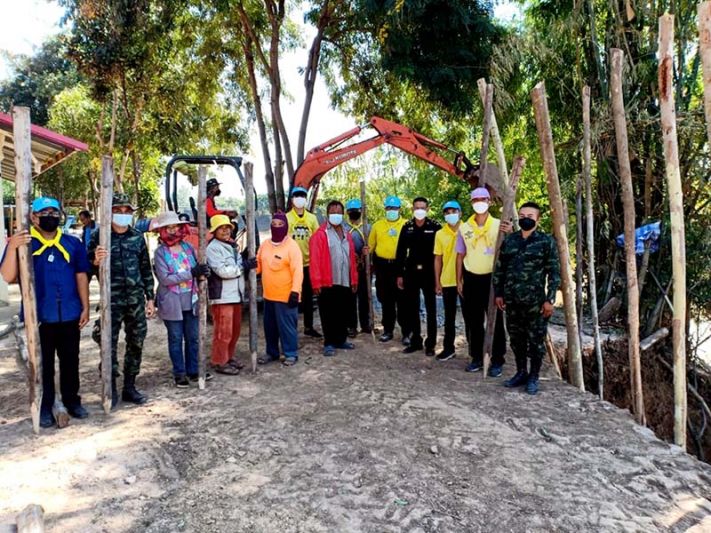 จิตอาสาร่วมกันทำแนวกั้นตลิ่ง