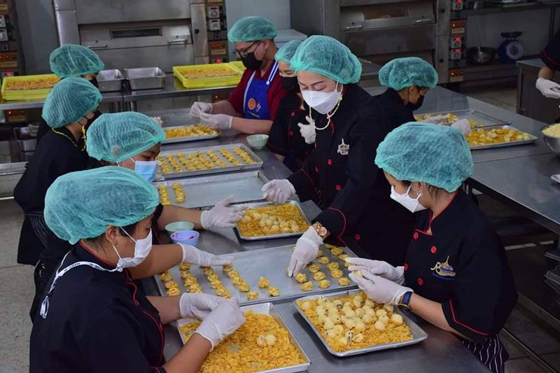 สุขใจผู้ให้..ถูกใจผู้รับ! อาชีวะอุบลฯ รังสรรค์เค้ก-คุกกี้ รับปีใหม่ 2565