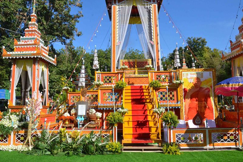 พุทธศาสนิกชนชาวกาฬสินธุ์ร่วมพิธีพระราชทานเพลิงสรีระอดีตเจ้าคณะตำบลภูดิน