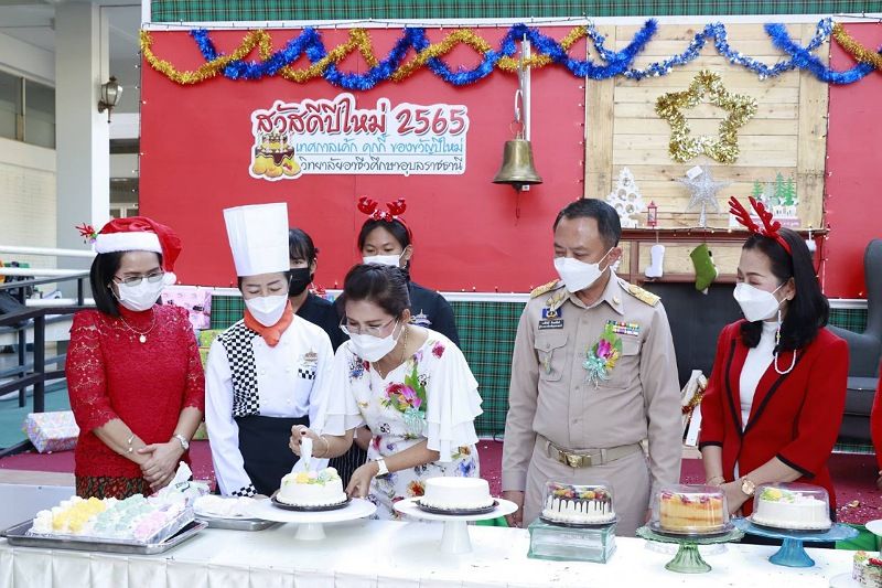ลั่นระฆังความสุข! อาชีวะอุบลฯ  เปิดเทศกาล 'เค้ก คุกกี้ ของขวัญปีใหม่ 2565 สุขใจผู้ให้ ถูกใจผู้รับ'
