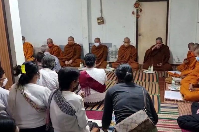 ไม่ลบหลู่! ลูกสาวผู้เฒ่าวัย 61 ปีถูกต้นประดู่ดีดกลับทับตาย ทำพิธีขอขมา