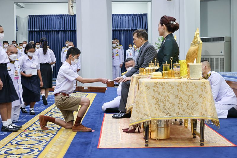 'ในหลวง'พระราชทานพระบรมราโชวาท นักเรียนทุนม.ท.ศ.รุ่น13 ‘ให้เป็นคนเก่งที่มีคุณธรรม’
