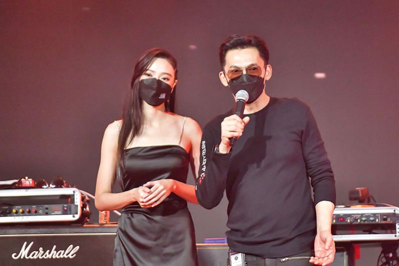 ‘เนิส-ดุสิตา’ นางงามขาร็อก จุดไฟร็อกทำพิธีกร OVERDRIVE LIVE