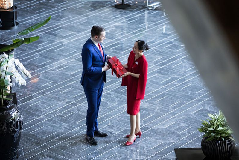 สินธร เคมปินสกี้ กรุงเทพฯ พร้อมโรงแรมในเครือเคมปินสกี้ทั่วโลก  ฉลองครบ 12 ปี เลดี้ อิน เรด-สุภาพสตรีผู้งามสง่าในชุดแดง