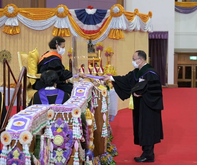 ศ.ดร.นพ.เฉลิม หาญพาณิชย์ ประธานกรรมการ บริษัท บางกอก เชน ฮอสปิทอล จำกัด (มหาชน)  รับพระราชทานปริญญาปรัชญาดุษฎีบัณฑิตกิตติมศักดิ์ มหาวิทยาลัยเชียงใหม่ ประจำปีการศึกษา 2563