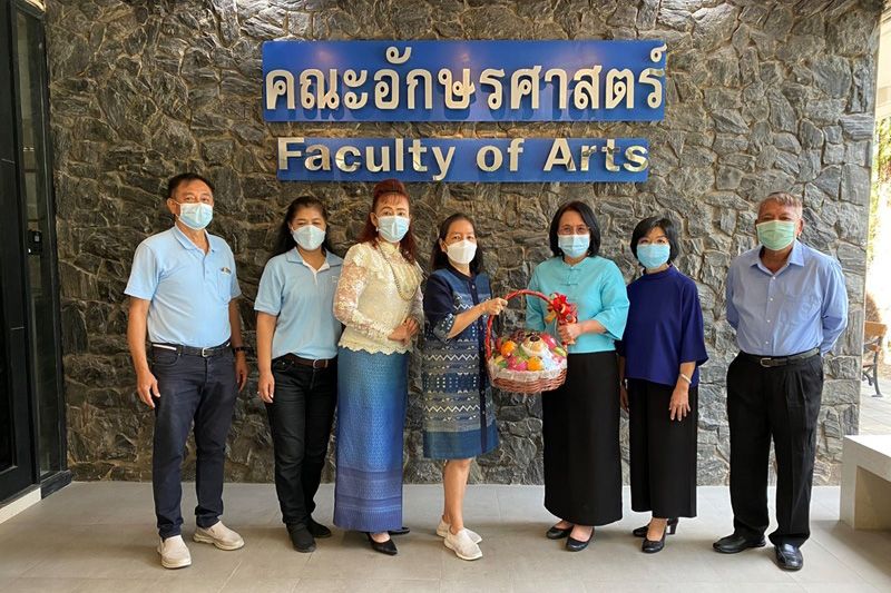 คณะกรรมการบริหารสมาคมศิษย์เก่าคณะอักษรศาสตร์สวัสดีปีใหม่คณะผู้บริหารคณะอักษรศาสตร์ ม.ศิลปากร