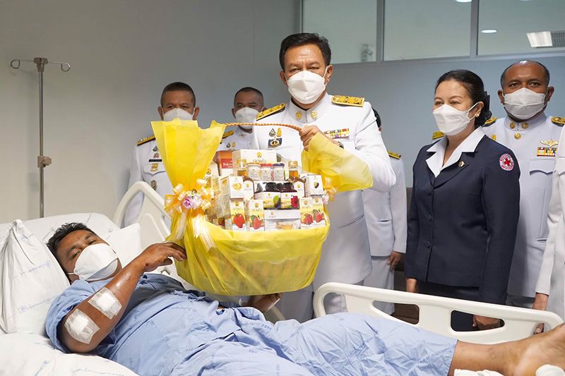 'ในหลวง-พระราชินี'พระราชทานดอกไม้ ตะกร้าสิ่งของแก่รปภ.-จนท.พิทักษ์เขื่อนบางลาง