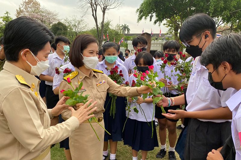 'ตรีนุช'ย้ำรักอย่างมีสติ หลัง นร.-นศ.-ครู เข้ามอบดอกกุหลาบเป็นกำลังใจ วันวาเลนไทน์