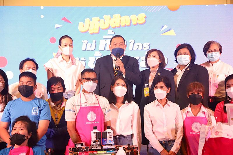 พม.เปิดตัวกิจกรรม ‘ปฏิบัตการ ไม่ทิ้งใครไว้ข้างหลัง’  มอบอุปกรณ์ประกอบอาชีพให้แก่กลุ่มเปราะบาง