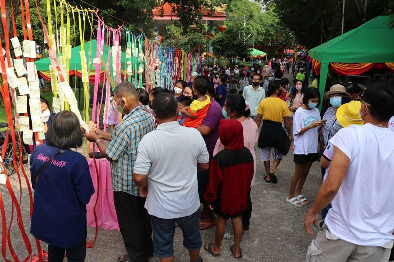 ฉะเชิงเทราเปิดงานประเพณี 'ขึ้นเขาเผาข้าวหลาม' ปิดทองรอยพระพุทธบาทจำลอง