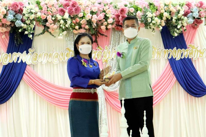 รอง ผอ.สพม.สุโขทัย รับโล่ ผู้บริหารการศึกษาดีเด่น