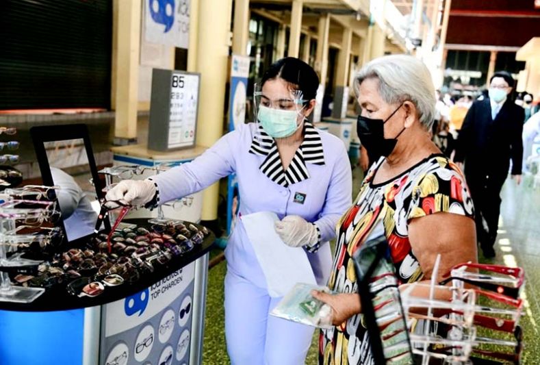 13 ปี โครงการ'แว่นตาผู้สูงวัยในสมเด็จพระเทพรัตนฯ'  ส่งมอบแว่นตา ให้ผู้สูงวัย และผู้ด้อยโอกาส